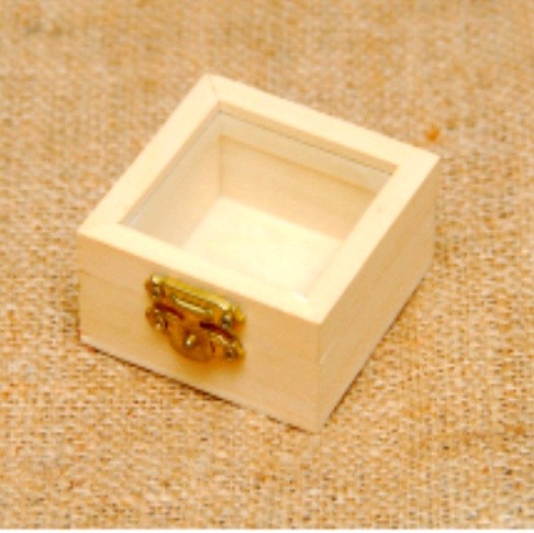 Cutiuta mica din lemn, capac din sticla cod. 5228